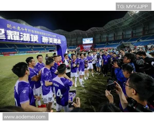 足球明星的倒钩绝技展现完美瞬间引发球迷热议与赞叹 足球明星的倒钩绝技展现完美瞬间引发球迷热议与赞叹